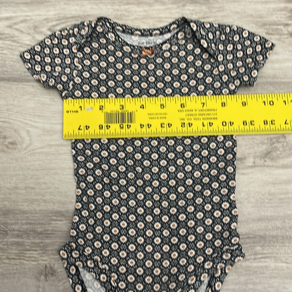 Carter's Black, White & Orange Print Short Sleeve Bodysuit / Onesie Size 9 Month - Picture 7 of 7